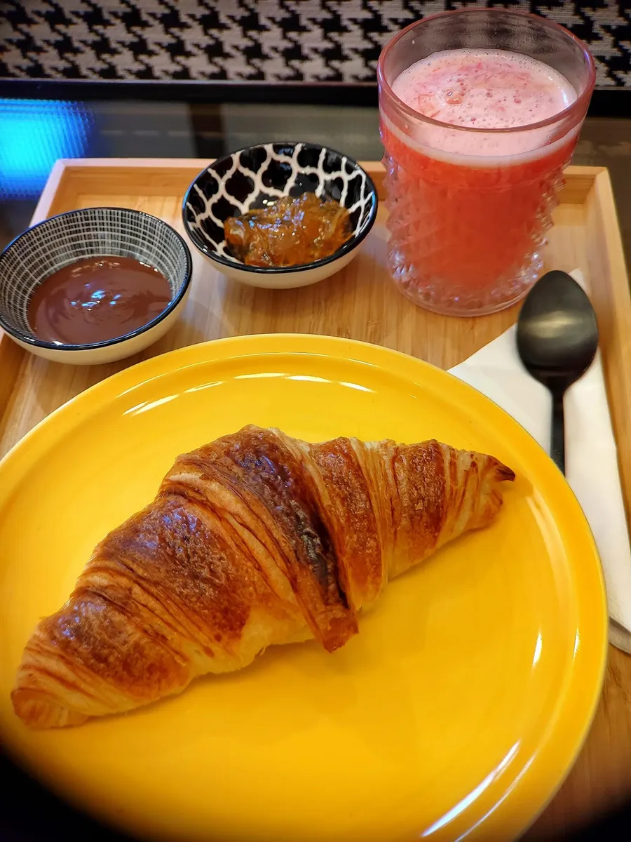 Raňajky s croissantom a čerstvým džúsom