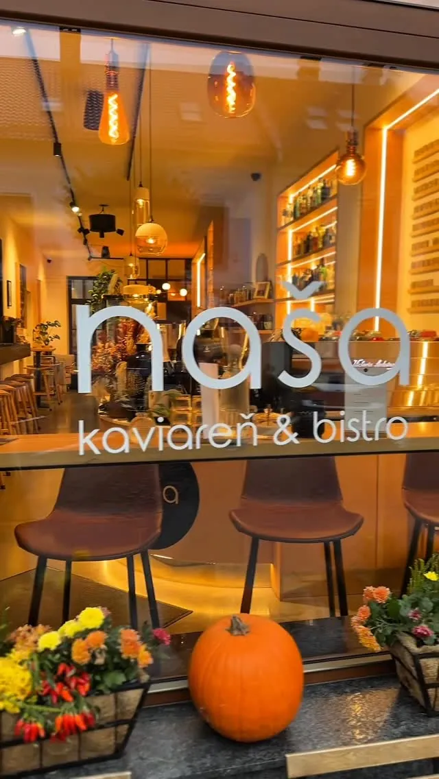 Rozsvietená Naša kaviareň večer