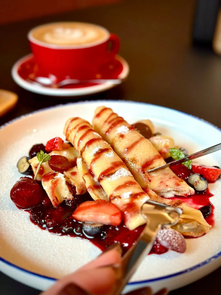 Palacinky s ovocím a kávou