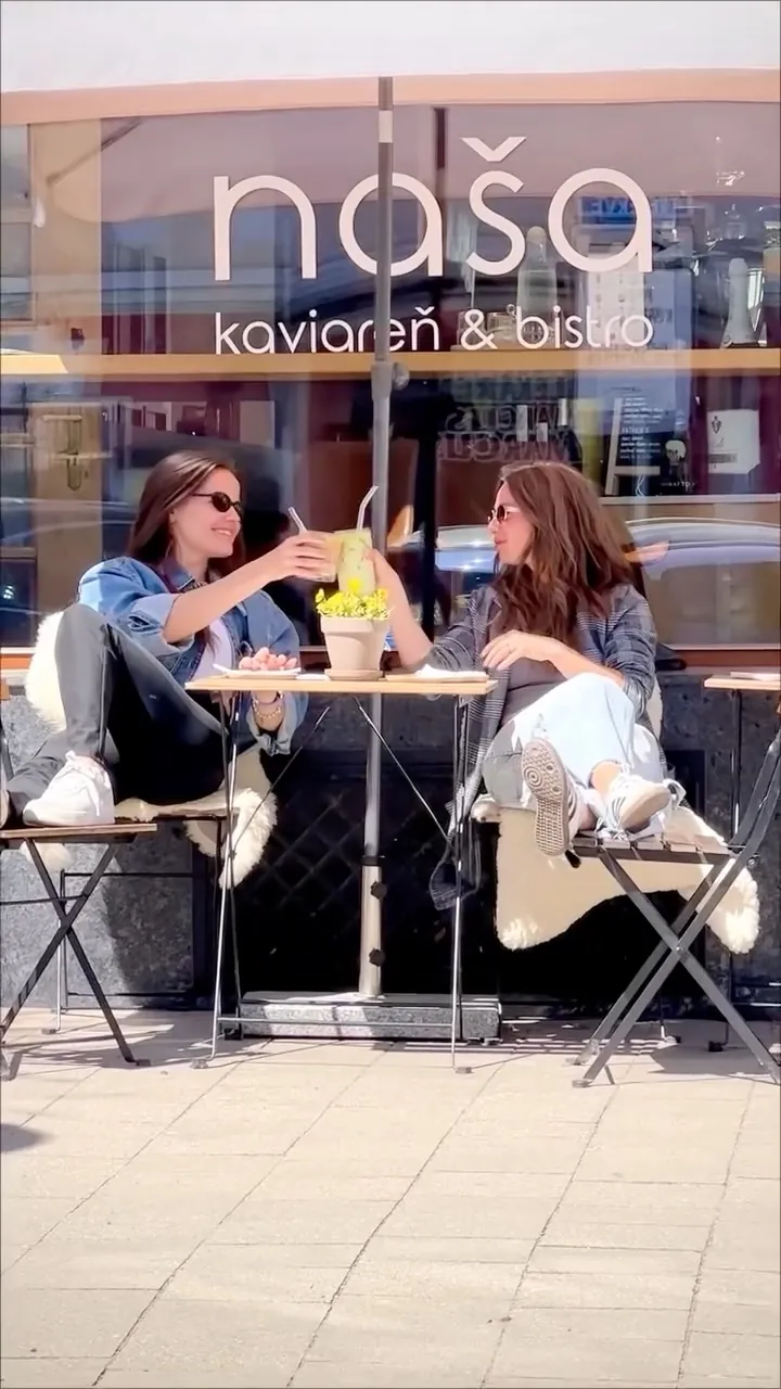Vstup do Našej kaviarne a bistra na Hviezdoslavovej