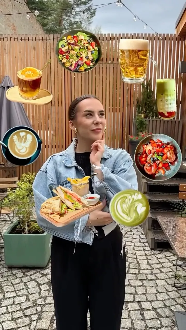 Raňajky a matcha na terase
